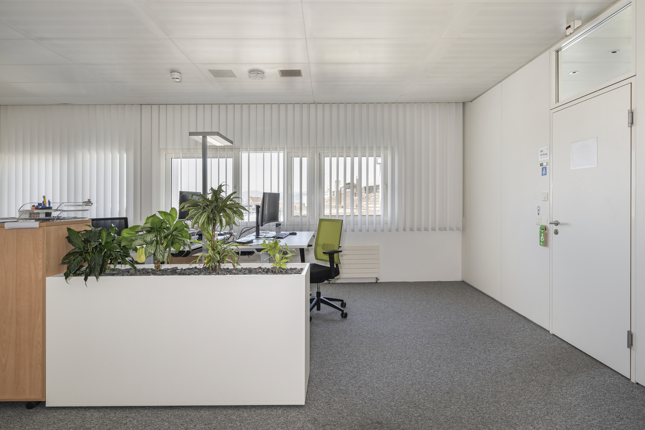 1412m² office