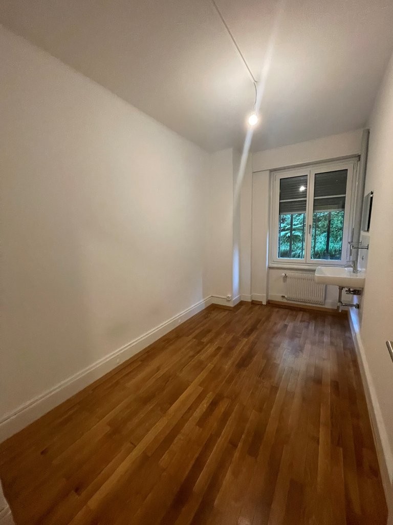 1 Zimmer Einzelzimmer

Unabhängiges Zimmer von 8 m2 bestehend aus: einem Zimmer mit Waschbecken. Dusche und WC befinden sich gemeinsam auf dem Flur.

Das Gebäude befindet sich im Untergeschoss, nahe aller Annehmlichkeiten, des öffentlichen Verkehrs, der Geschäfte und Schulen.

Verfügbarkeit nach Ver