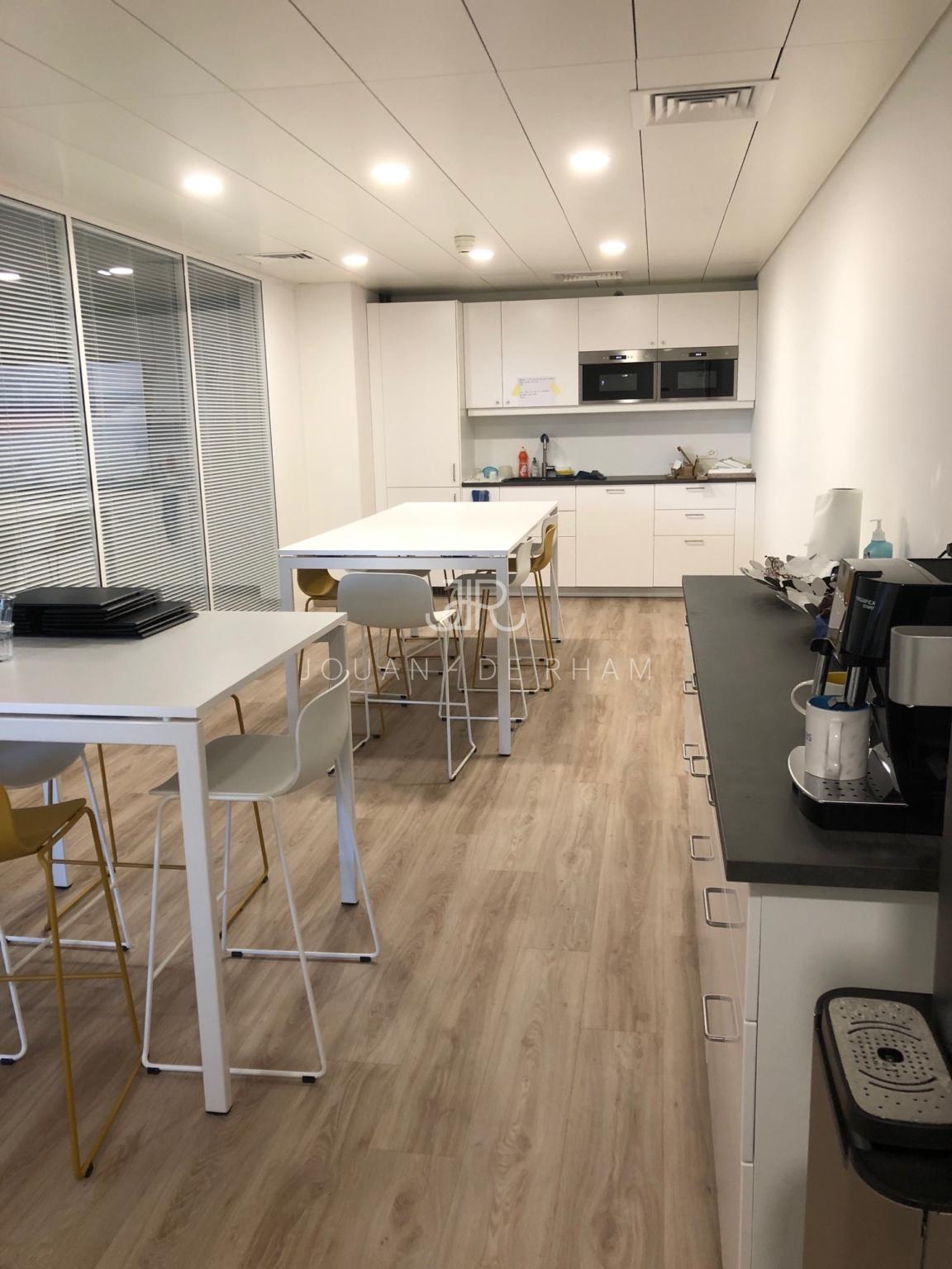 526m² office