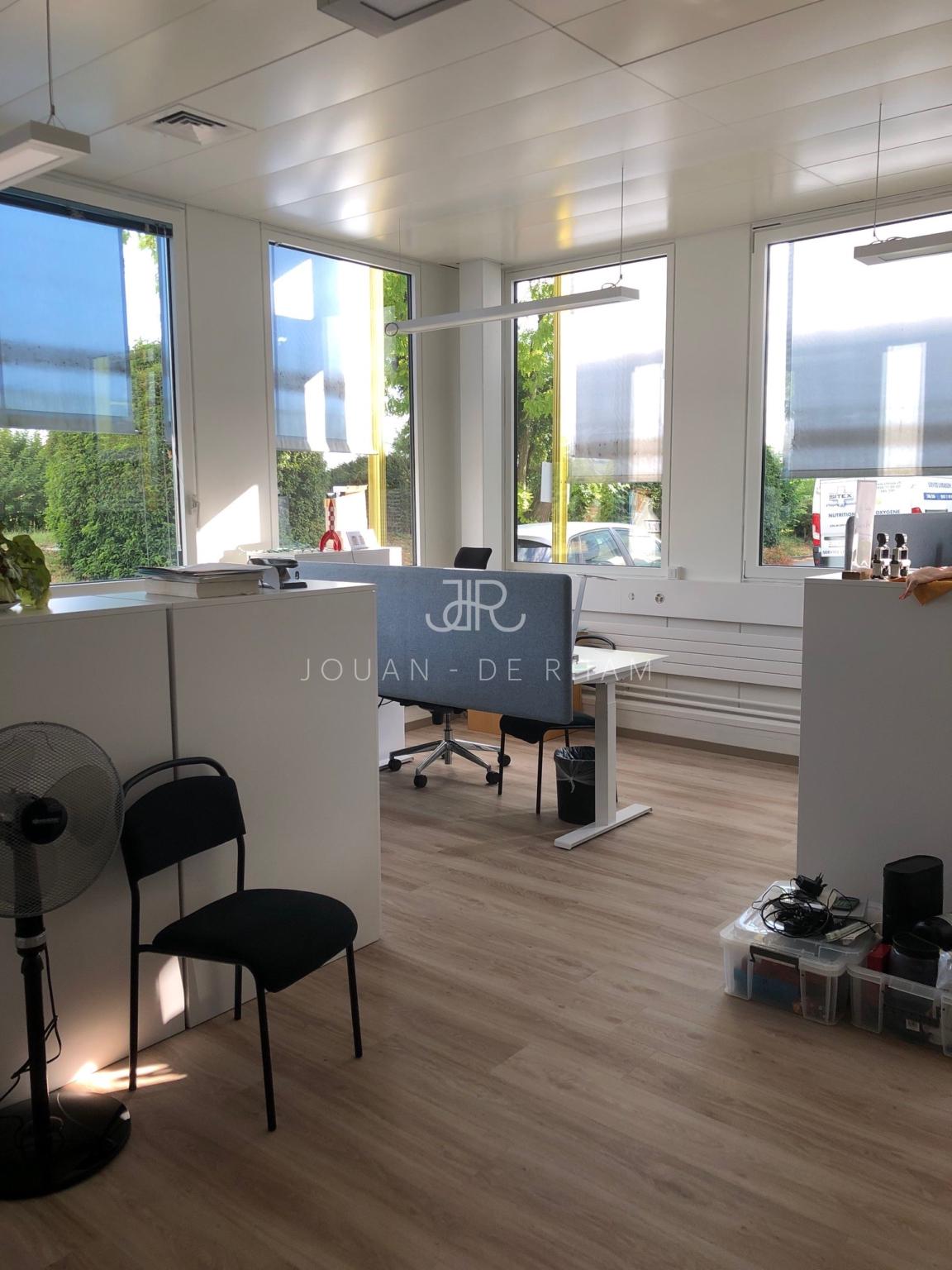 526m² office