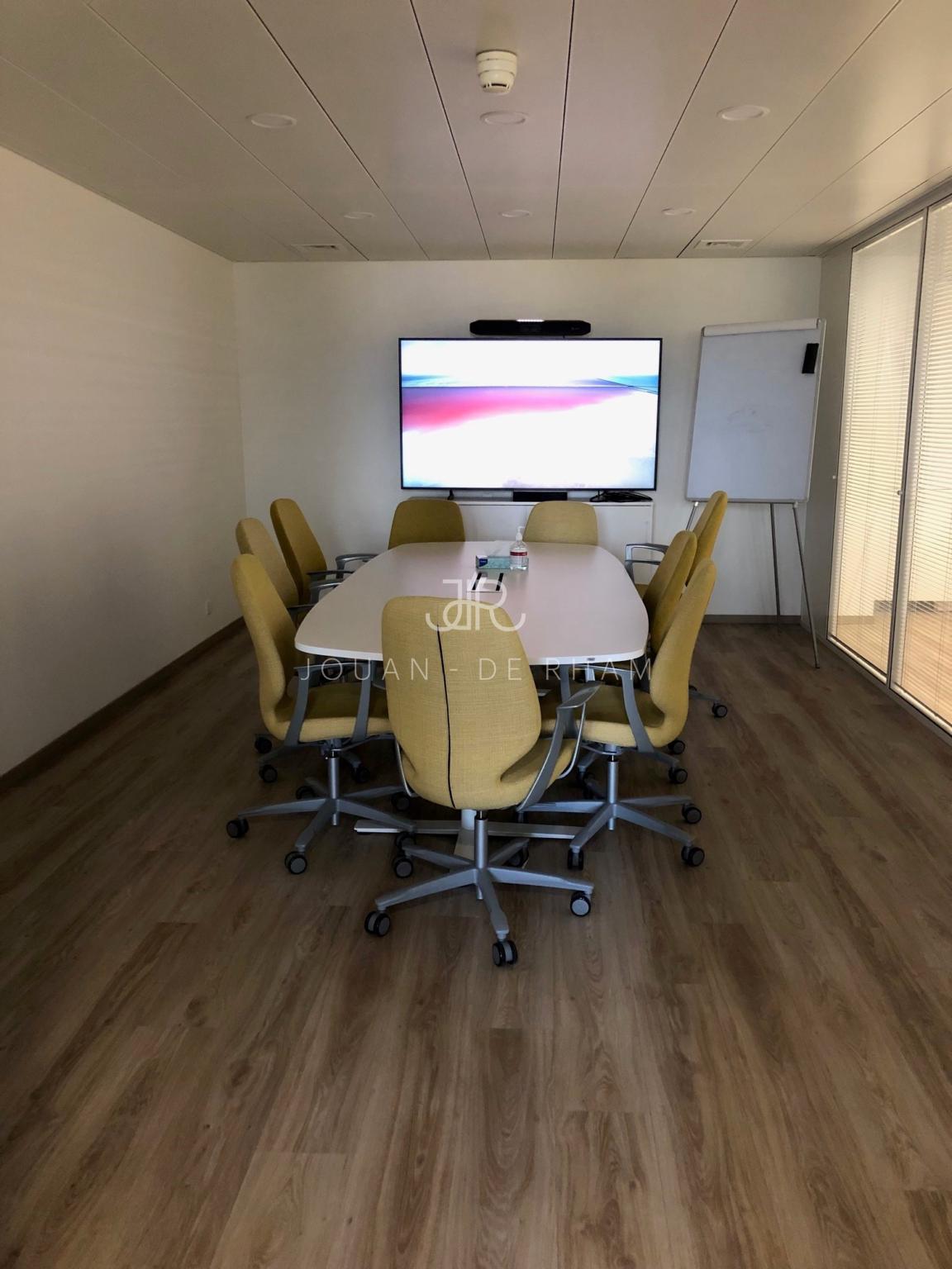 526m² office
