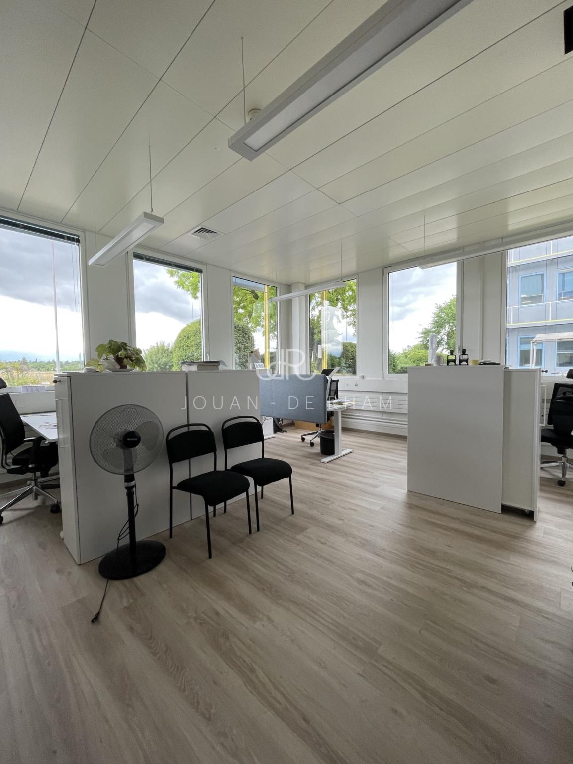 526m² office