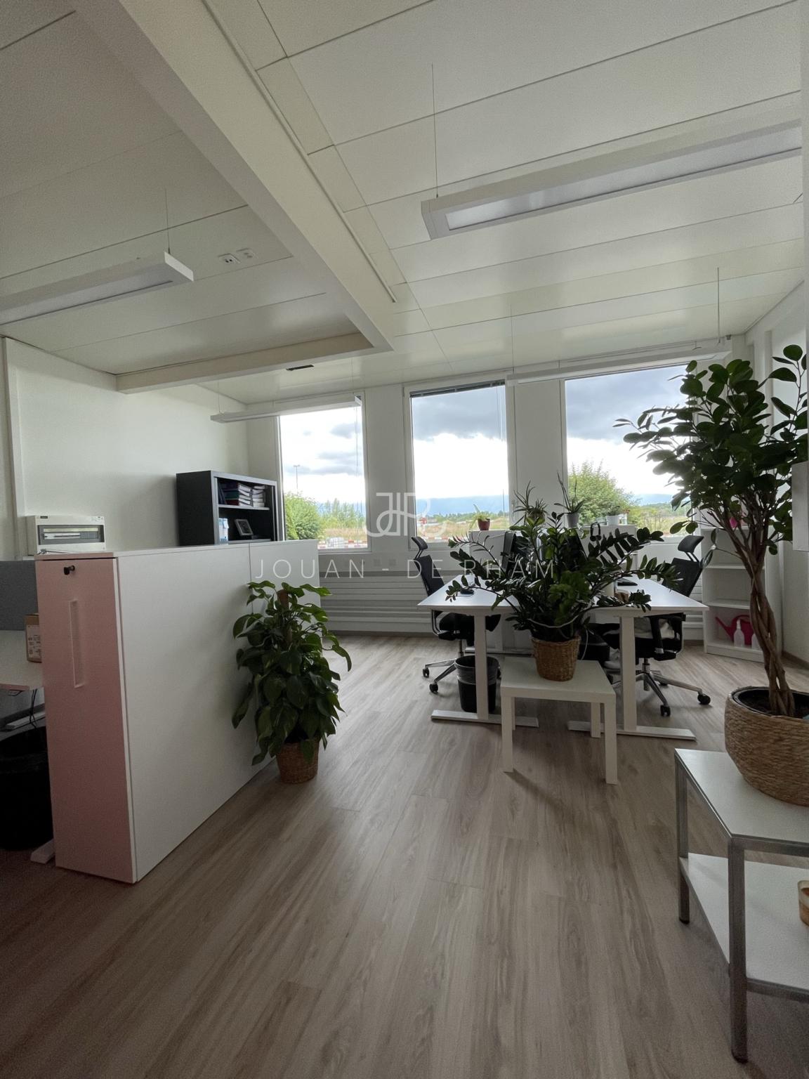 526m² office