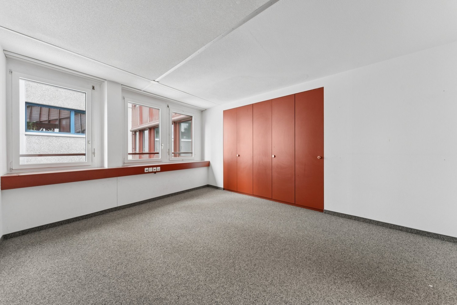698m² office