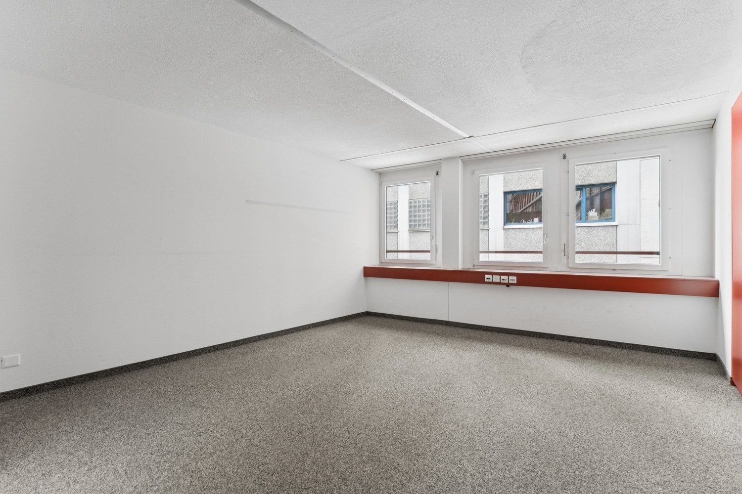 698m² office