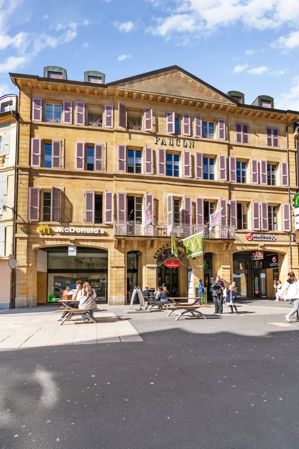 545m² shop