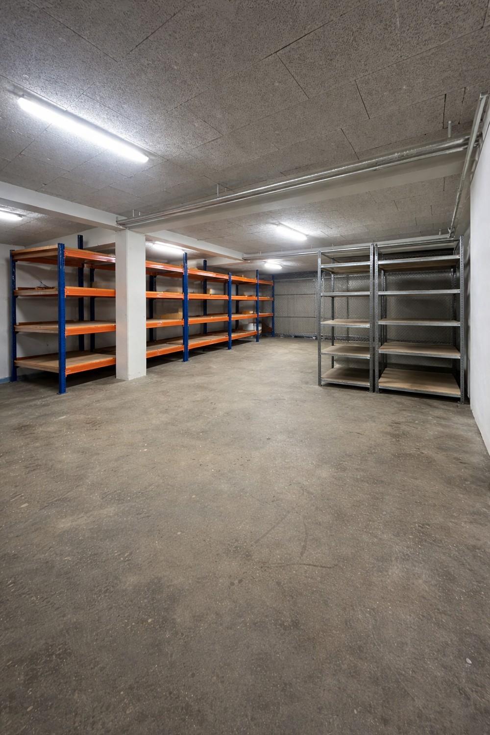121m² storage room