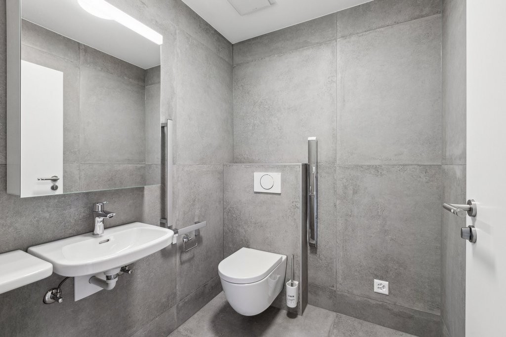 144m² commercial