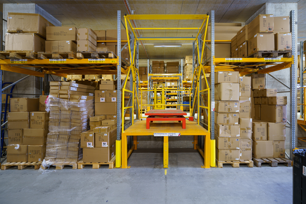 2940m² storage room