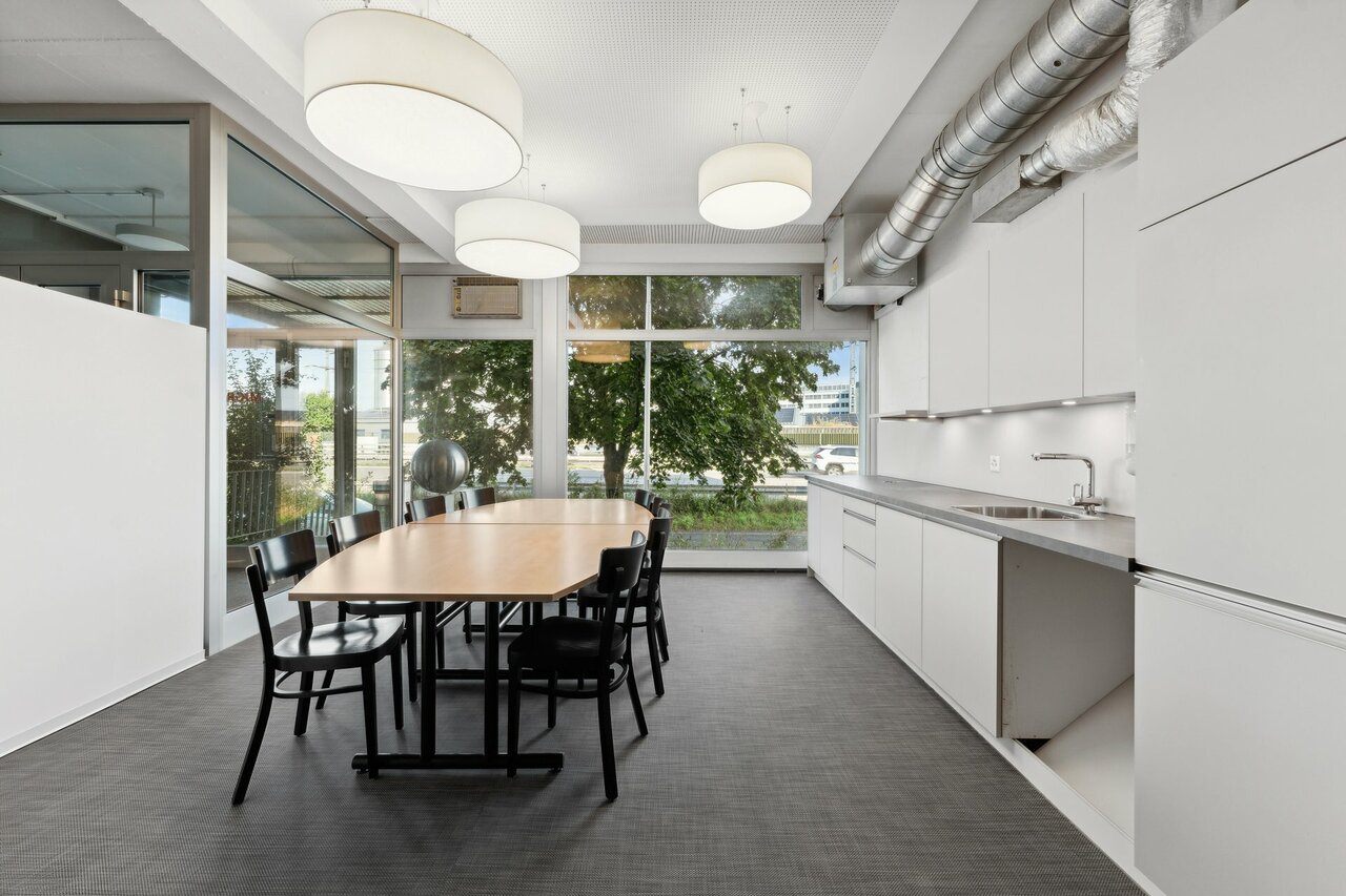 310m² office