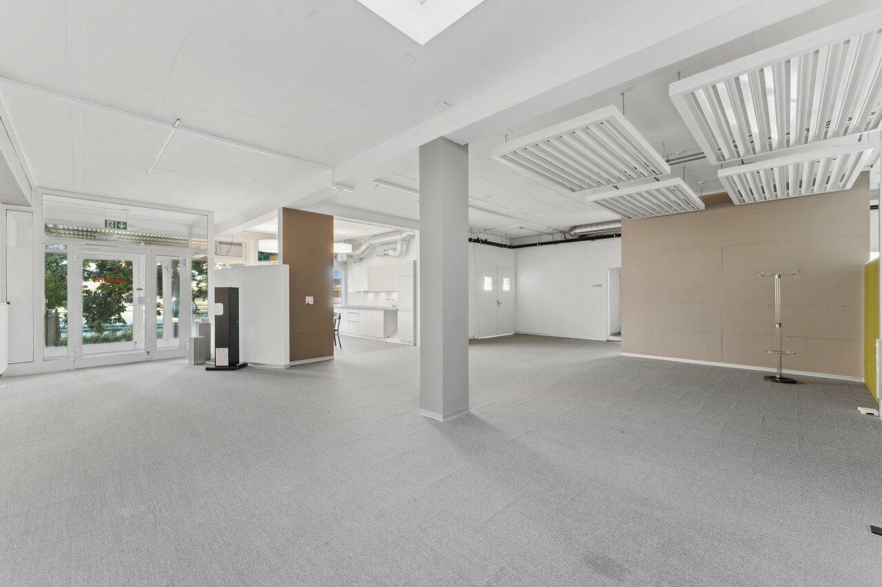 310m² office