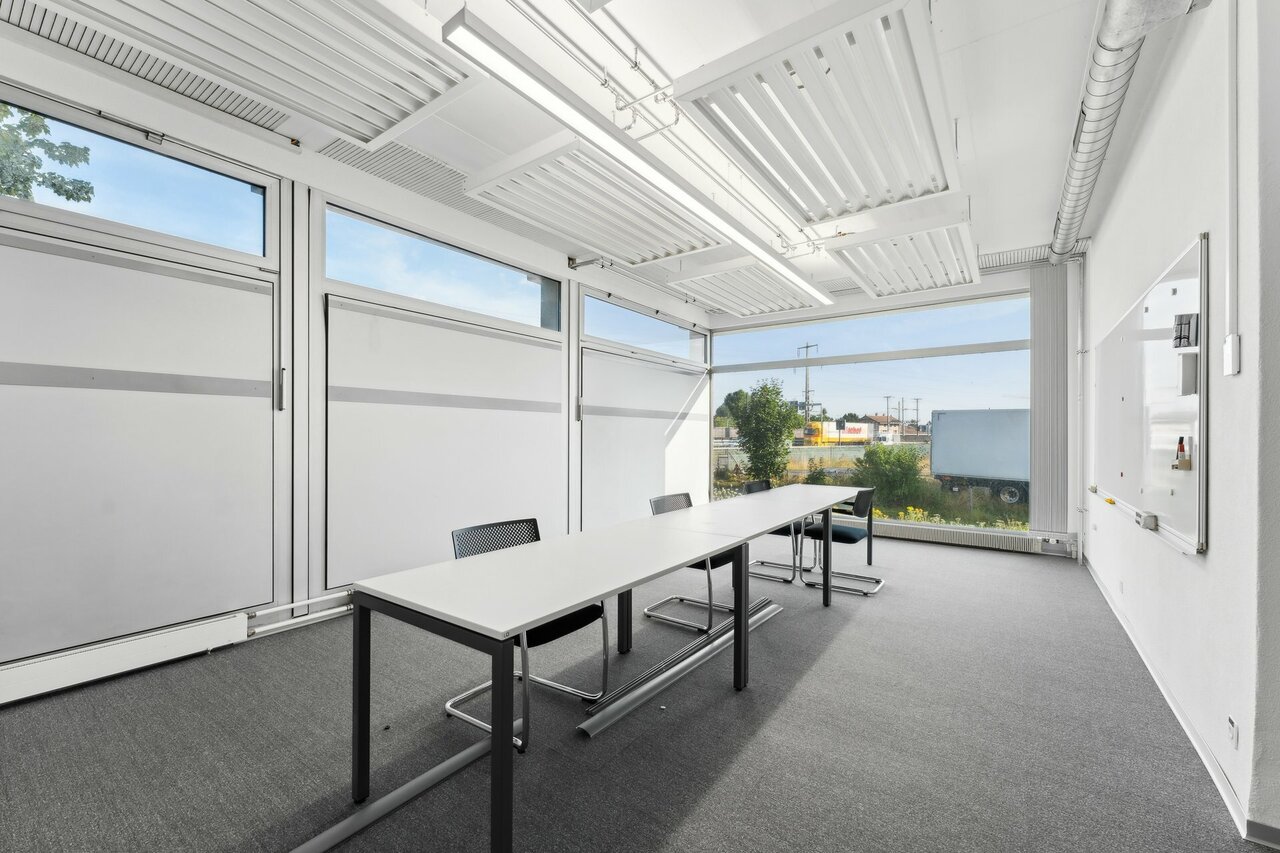 310m² office