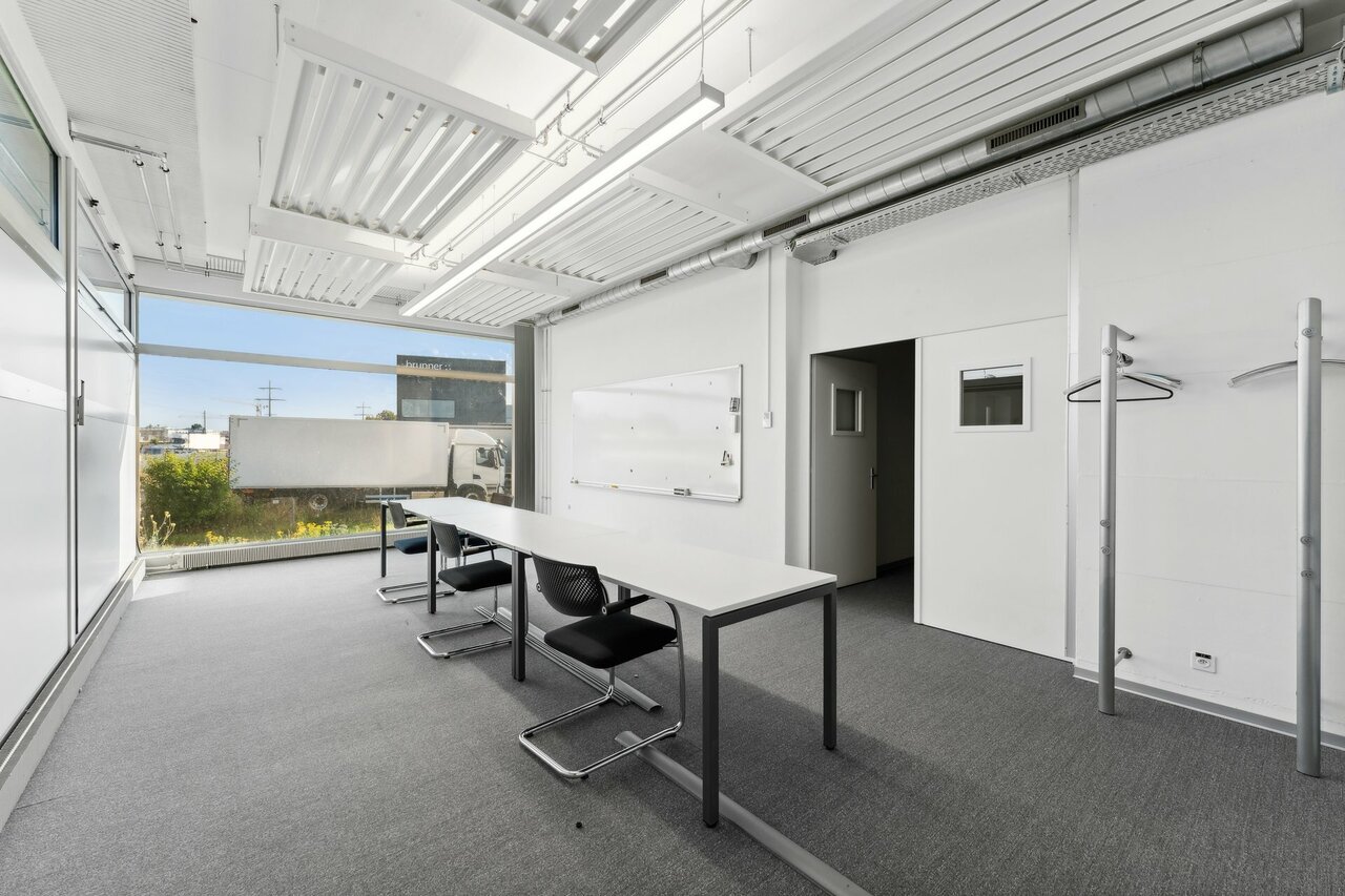 310m² office
