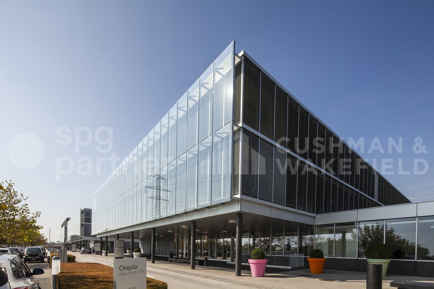 700m² office