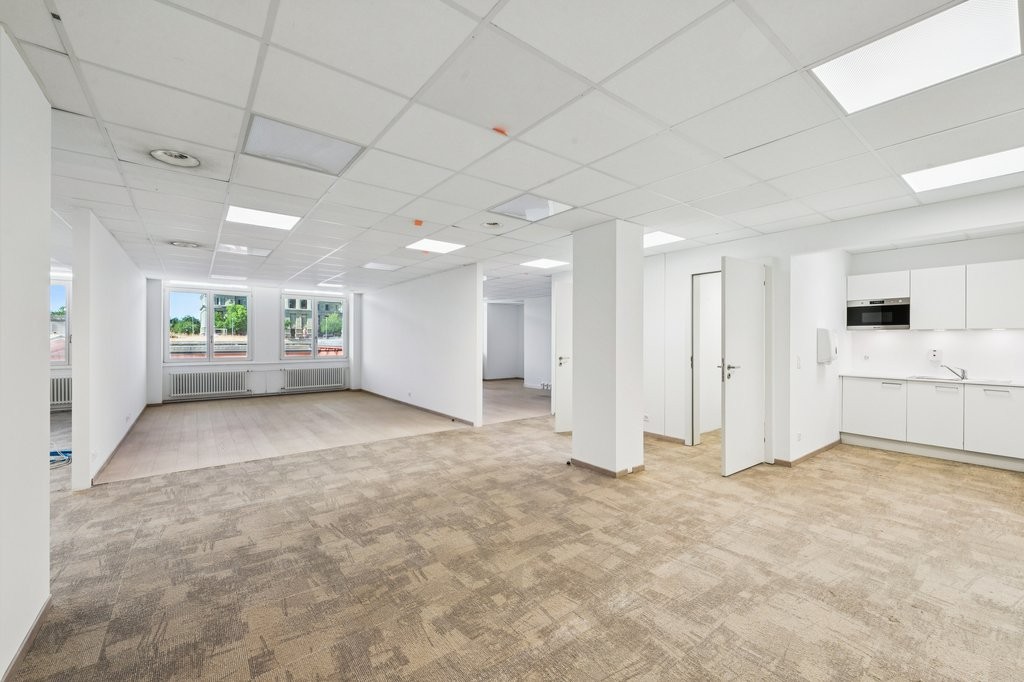 146m² office