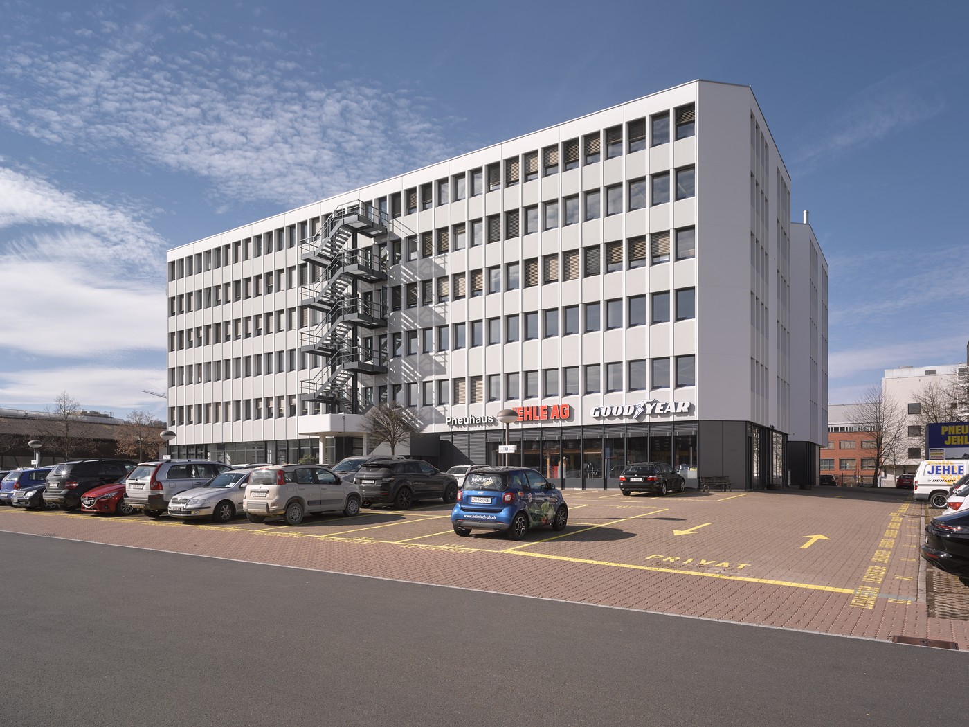 332m² office