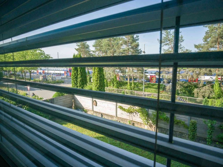 73m² commercial

des commerce dans un emplacement privilégié près de la gare - bel atelier moderne, aménagé

Très bel atelier soigné (bureau avec possibilité de couchage)

Convient pour une activité commerciale calme telle que (cabinet de santé, coiffure, salon de beauté, bureau de services comme fi
