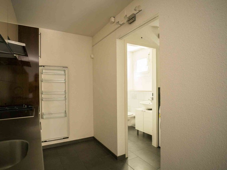 73m² commercial

des commerce dans un emplacement privilégié près de la gare - bel atelier moderne, aménagé

Très bel atelier soigné (bureau avec possibilité de couchage)

Convient pour une activité commerciale calme telle que (cabinet de santé, coiffure, salon de beauté, bureau de services comme fi