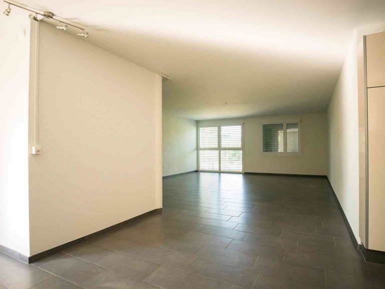 73m² commercial

des commerce dans un emplacement privilégié près de la gare - bel atelier moderne, aménagé

Très bel atelier soigné (bureau avec possibilité de couchage)

Convient pour une activité commerciale calme telle que (cabinet de santé, coiffure, salon de beauté, bureau de services comme fi