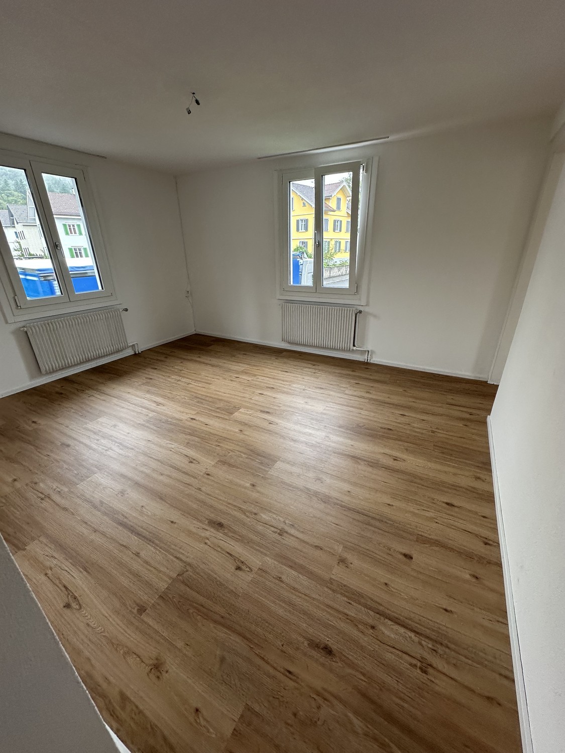 Appartamento di 3 ½ locali

Appartamento luminoso, recentemente ristrutturato nel 2025, in posizione centrale a Buchs SG

Churerstrasse 21, 9470 Buchs SG

In una posizione centrale a Buchs, affittiamo dal 1° ottobre 2026 un appartamento luminoso e curato, che è stato completamente ristrutturato nel 