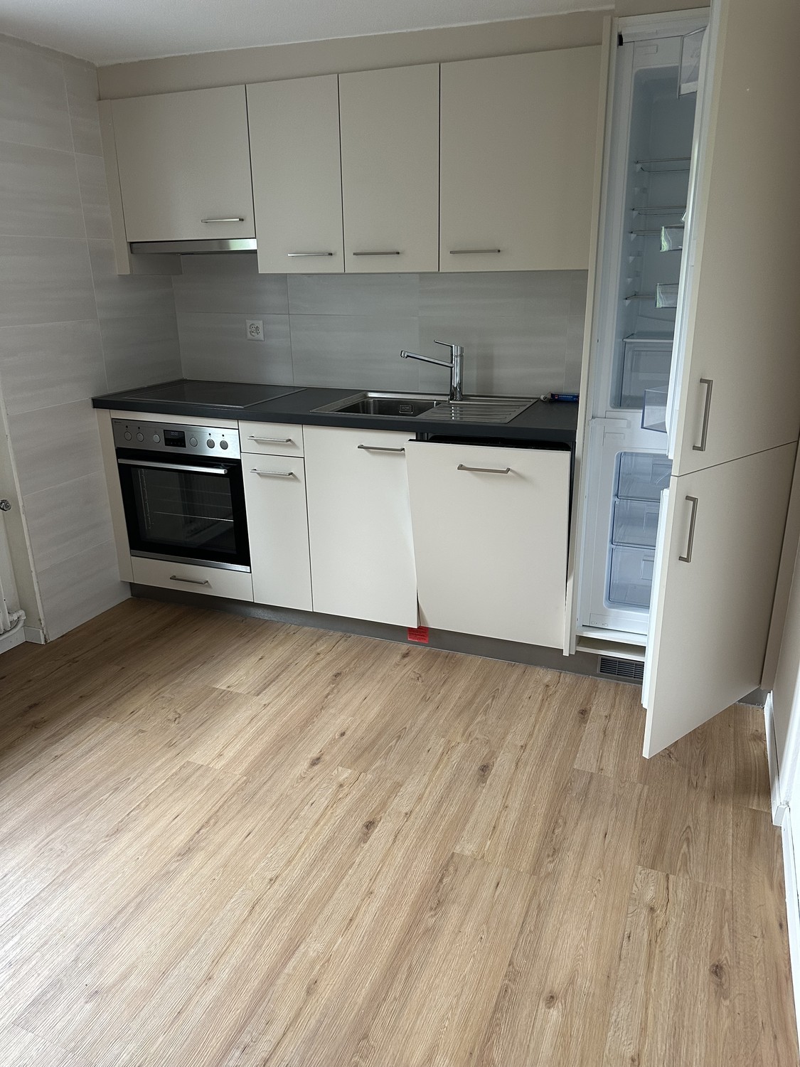 Appartamento di 3 ½ locali

Appartamento luminoso, recentemente ristrutturato nel 2025, in posizione centrale a Buchs SG

Churerstrasse 21, 9470 Buchs SG

In una posizione centrale a Buchs, affittiamo dal 1° ottobre 2026 un appartamento luminoso e curato, che è stato completamente ristrutturato nel 