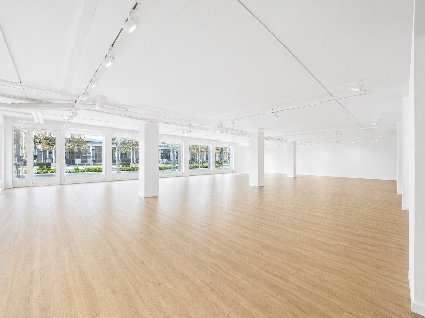 1025m² office