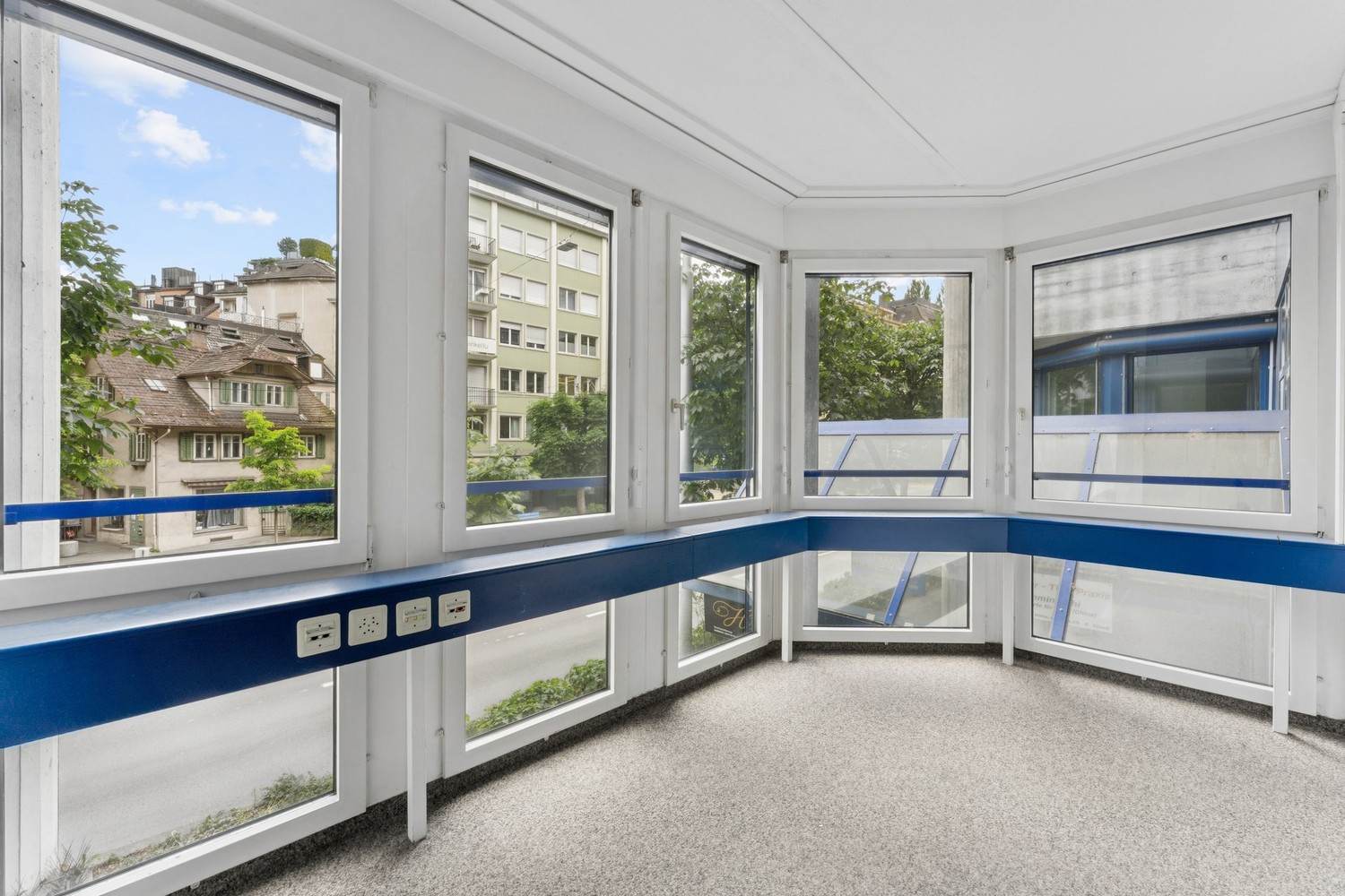 1025m² office