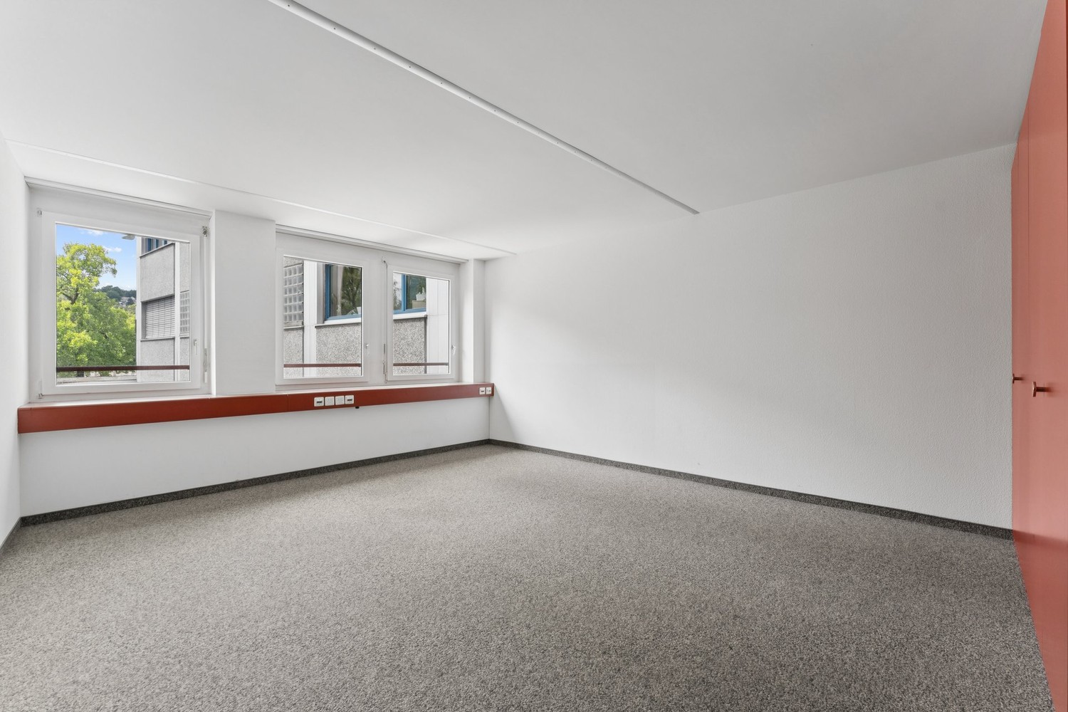 1025m² office