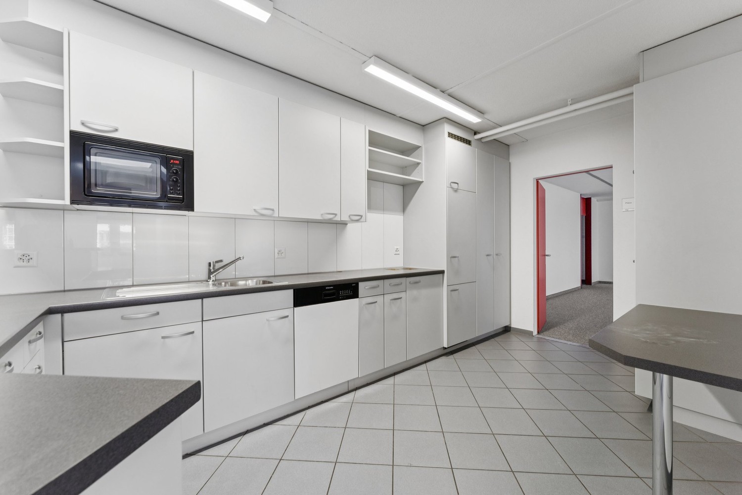 1025m² office