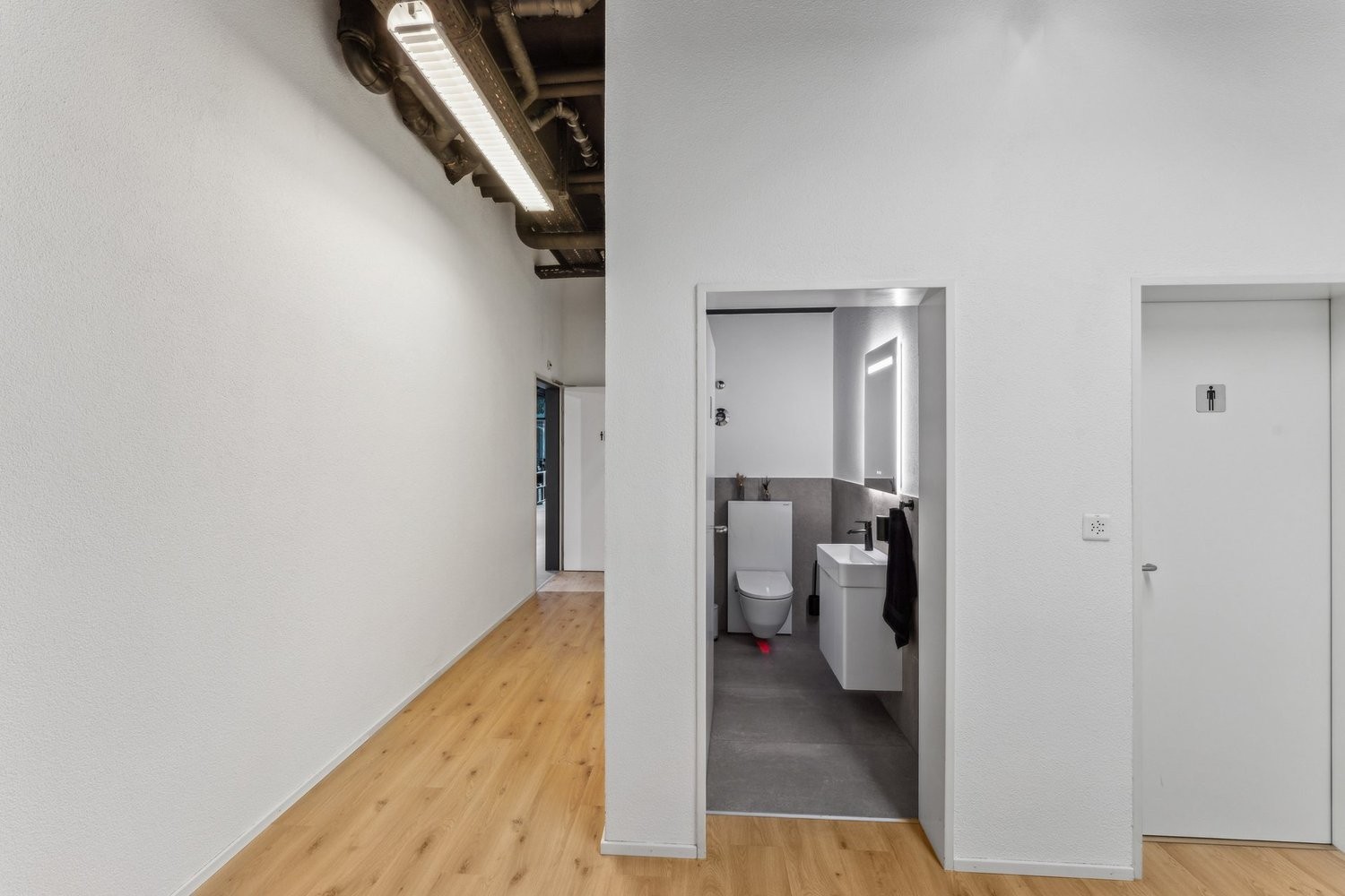 190m² office