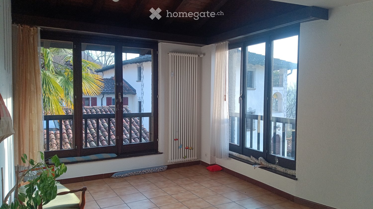 3 ½ Zimmer Wohnung

Apartment mit 2 schönen Zimmern mit schöner Aussicht auf die Berge, Waschmaschine im Badezimmer. In einem alten Dorfkernhaus, ruhige Lage mitten in der Natur. Der kommunale Parkplatz ist in der Nähe und das Auto kann vor dem Haus be- und entladen werden.

Im Keller gibt es eine z