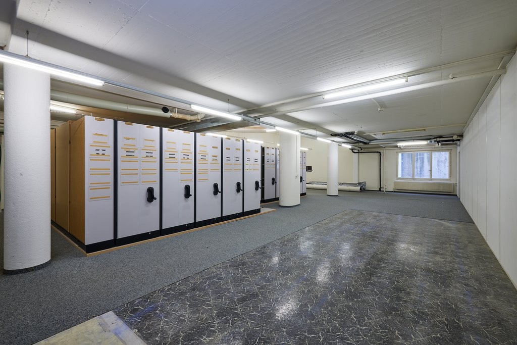 366m² storage room