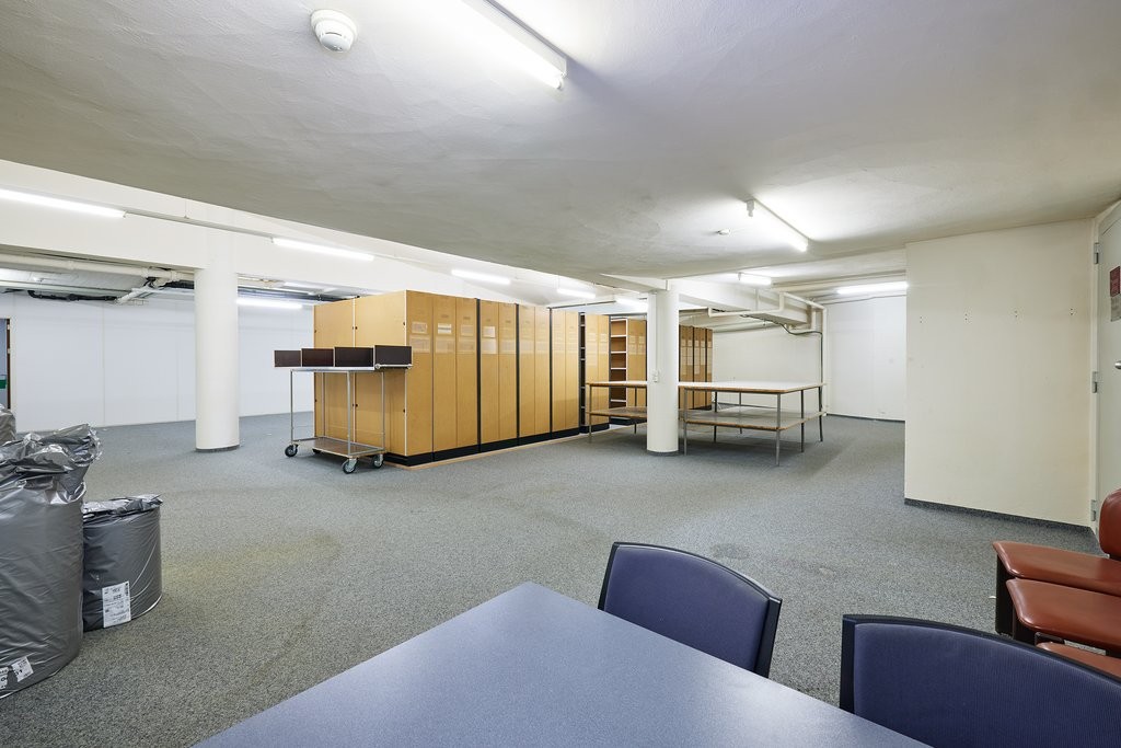 366m² storage room