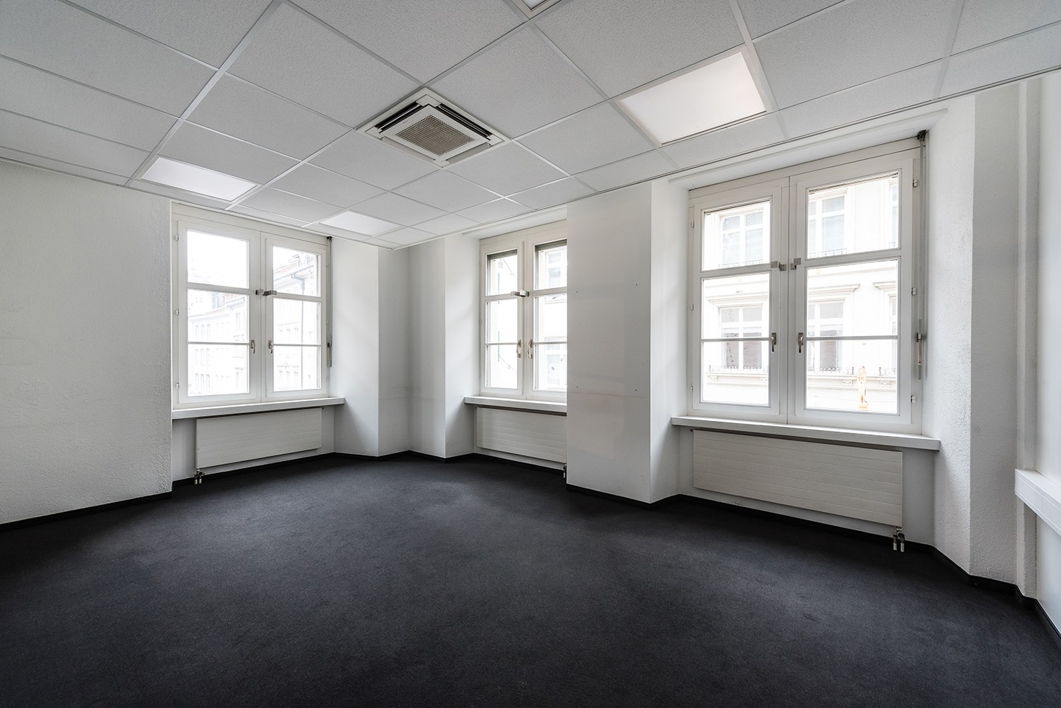 258m² office