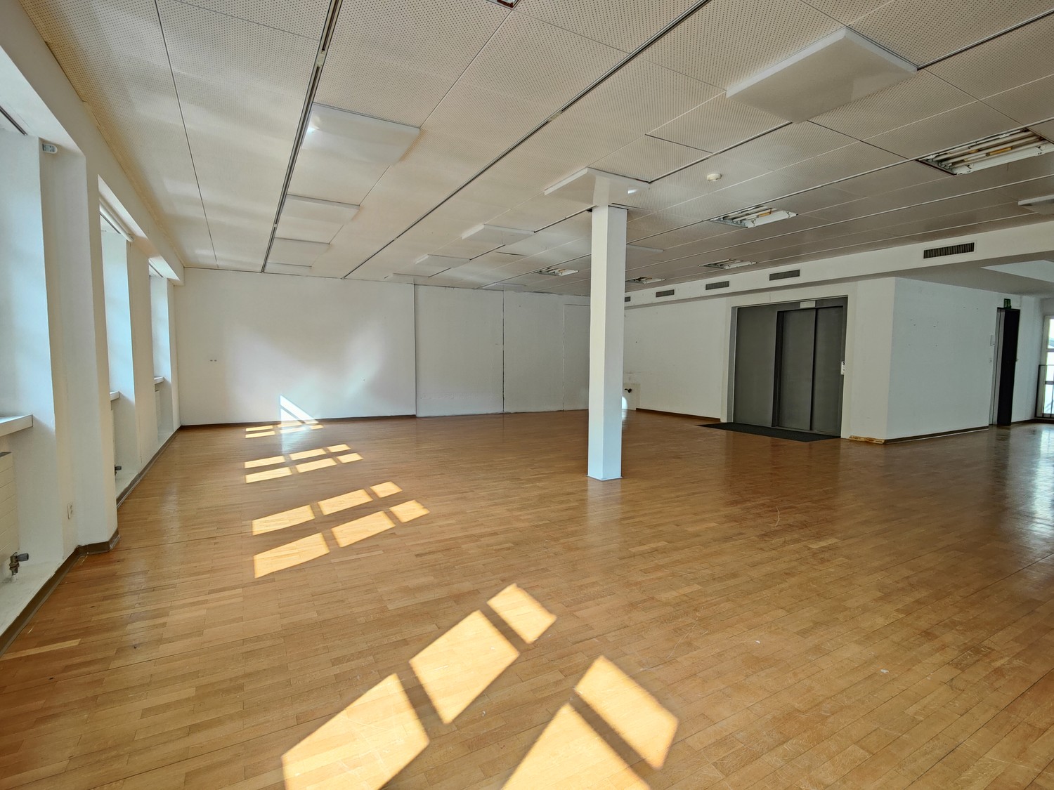 258m² office