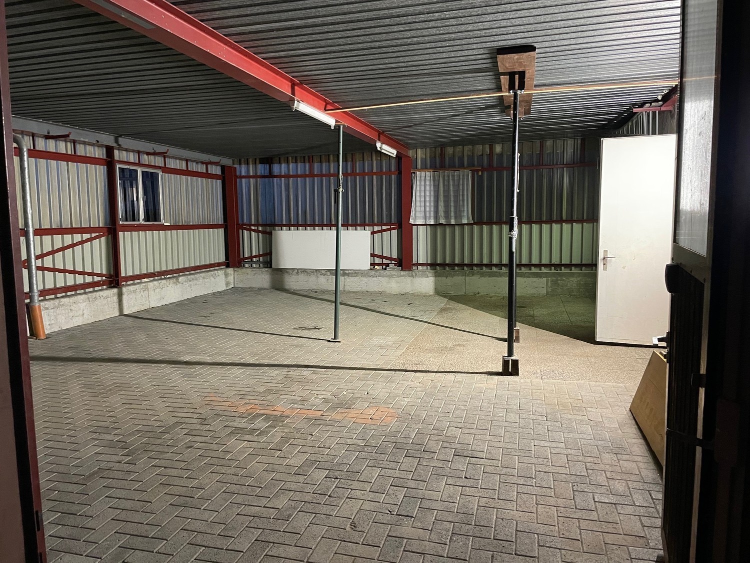80m² commercial