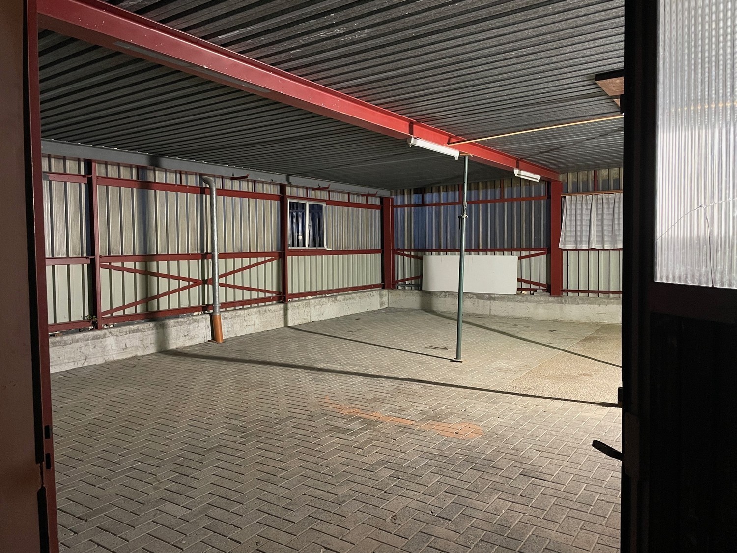 80m² commercial