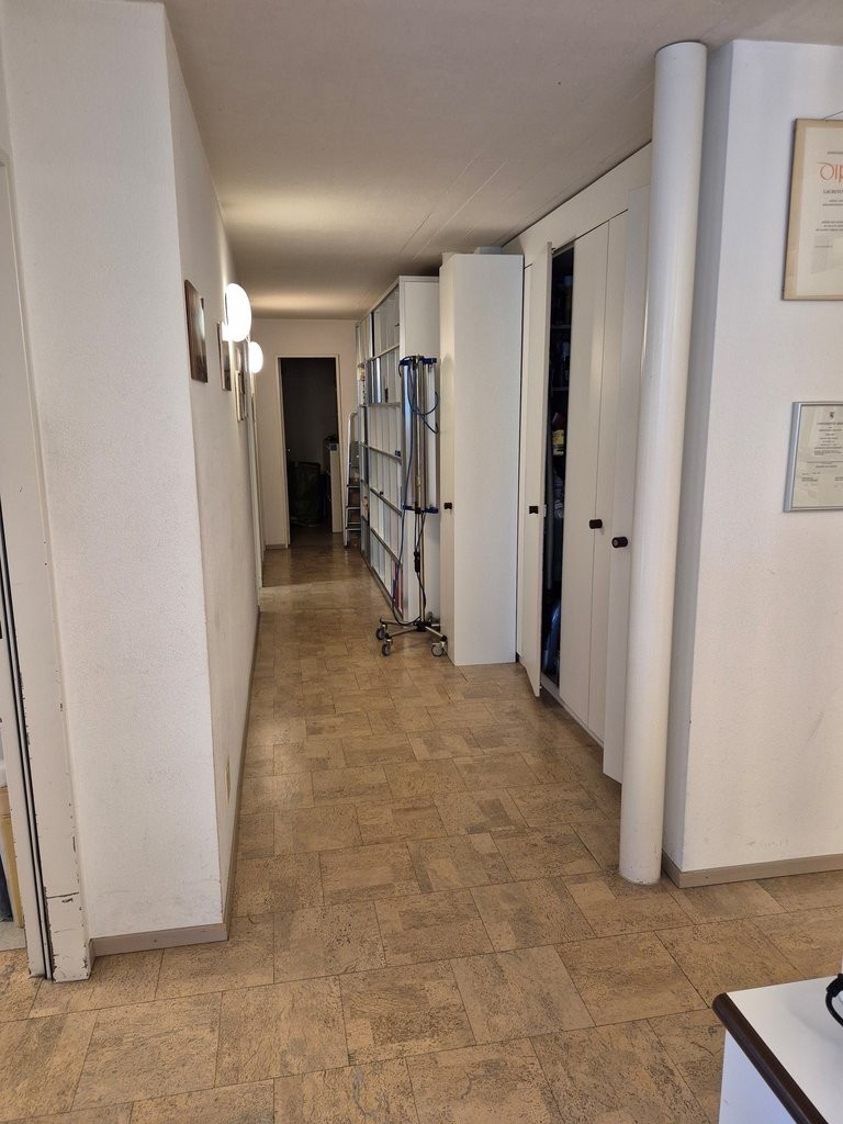 105m² commercial