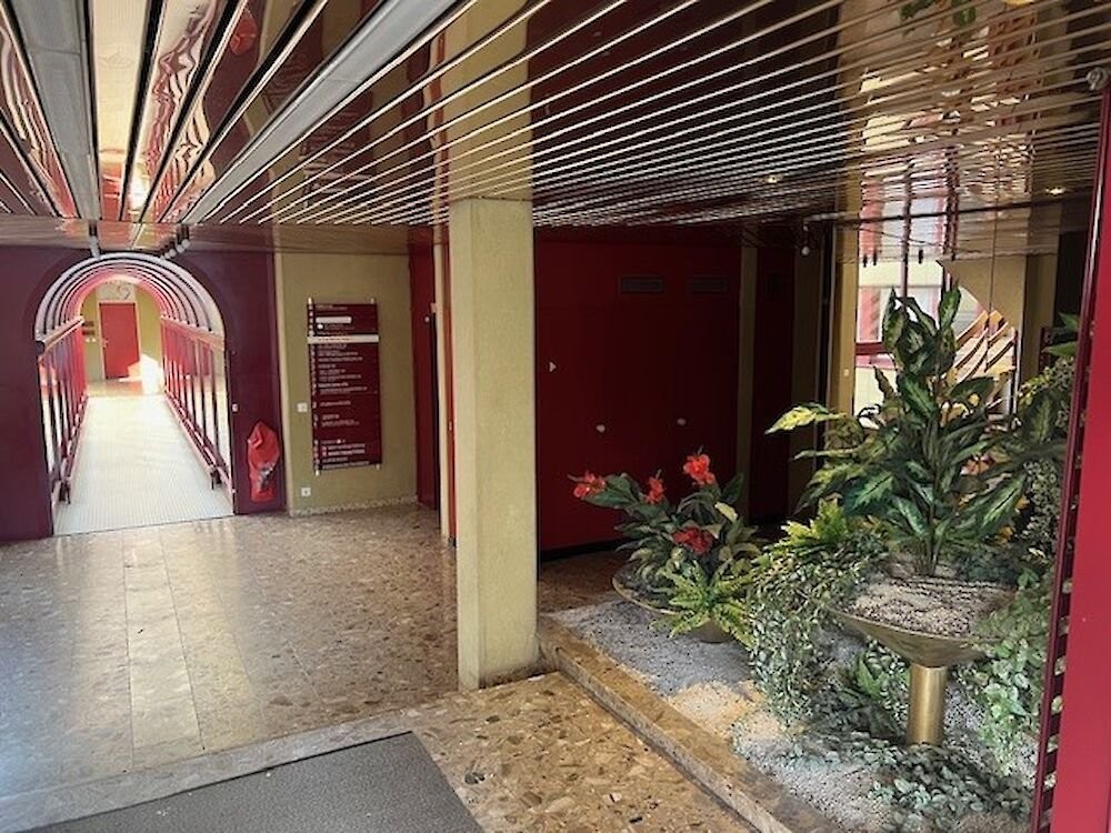 476m² office