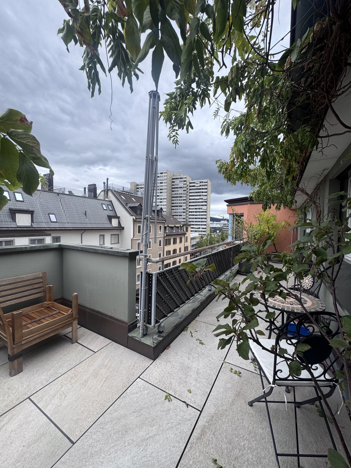 Chambre dans une colocation

Chambre avec salle de bain privée et balcon, plus un studio de 25 m² un étage au-dessus. 
Que vous fassiez de la musique, de la peinture, de la couture ou que vous travailliez sur d'autres projets créatifs : le studio dispose de l'électricité, de la lumière naturelle et 