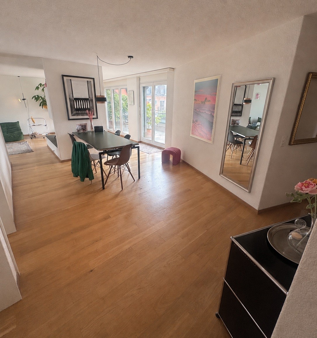 Chambre dans une colocation

Chambre avec salle de bain privée et balcon, plus un studio de 25 m² un étage au-dessus. 
Que vous fassiez de la musique, de la peinture, de la couture ou que vous travailliez sur d'autres projets créatifs : le studio dispose de l'électricité, de la lumière naturelle et 