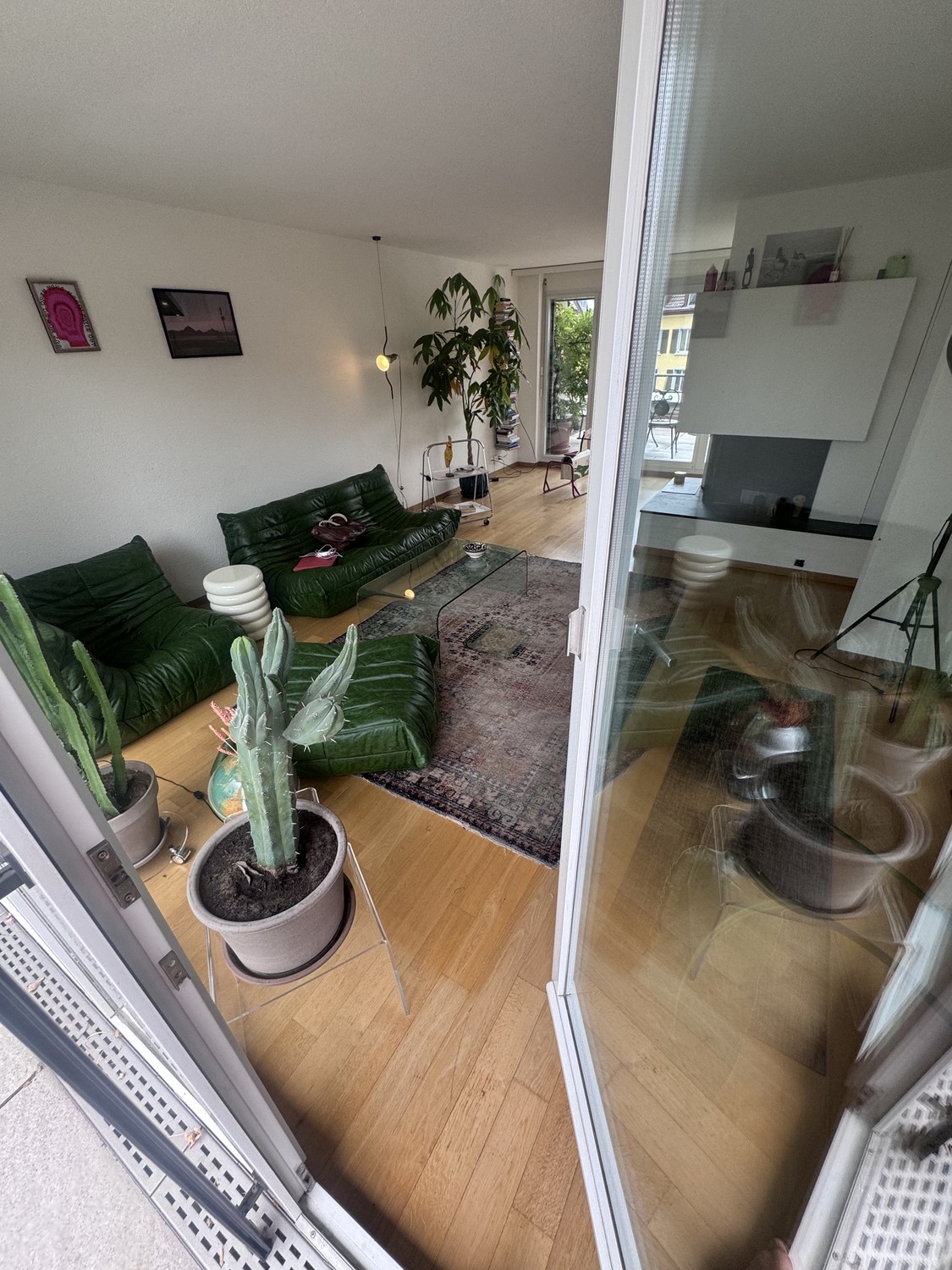 Chambre dans une colocation

Chambre avec salle de bain privée et balcon, plus un studio de 25 m² un étage au-dessus. 
Que vous fassiez de la musique, de la peinture, de la couture ou que vous travailliez sur d'autres projets créatifs : le studio dispose de l'électricité, de la lumière naturelle et 