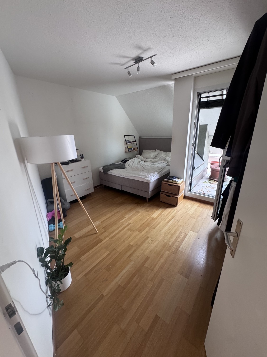 Chambre dans une colocation

Chambre avec salle de bain privée et balcon, plus un studio de 25 m² un étage au-dessus. 
Que vous fassiez de la musique, de la peinture, de la couture ou que vous travailliez sur d'autres projets créatifs : le studio dispose de l'électricité, de la lumière naturelle et 