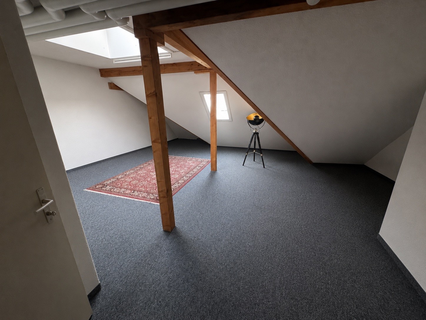 Chambre dans une colocation

Chambre avec salle de bain privée et balcon, plus un studio de 25 m² un étage au-dessus. 
Que vous fassiez de la musique, de la peinture, de la couture ou que vous travailliez sur d'autres projets créatifs : le studio dispose de l'électricité, de la lumière naturelle et 