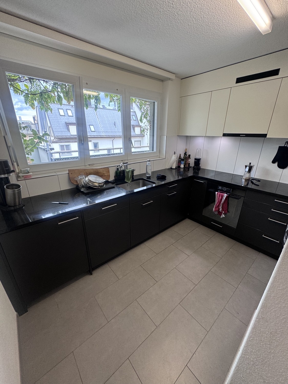 Chambre dans une colocation

Chambre avec salle de bain privée et balcon, plus un studio de 25 m² un étage au-dessus. 
Que vous fassiez de la musique, de la peinture, de la couture ou que vous travailliez sur d'autres projets créatifs : le studio dispose de l'électricité, de la lumière naturelle et 