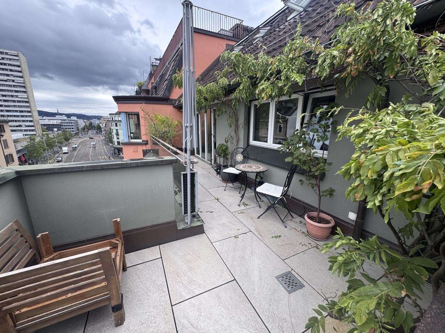 Chambre dans une colocation

Chambre avec salle de bain privée et balcon, plus un studio de 25 m² un étage au-dessus. 
Que vous fassiez de la musique, de la peinture, de la couture ou que vous travailliez sur d'autres projets créatifs : le studio dispose de l'électricité, de la lumière naturelle et 