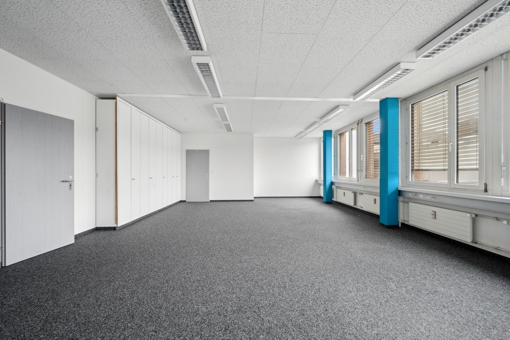 635m² office