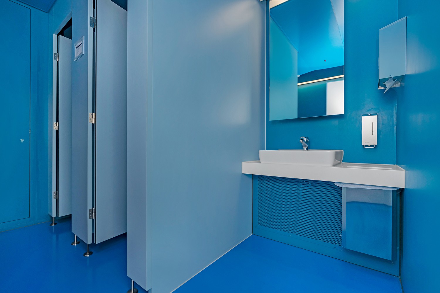 705m² office