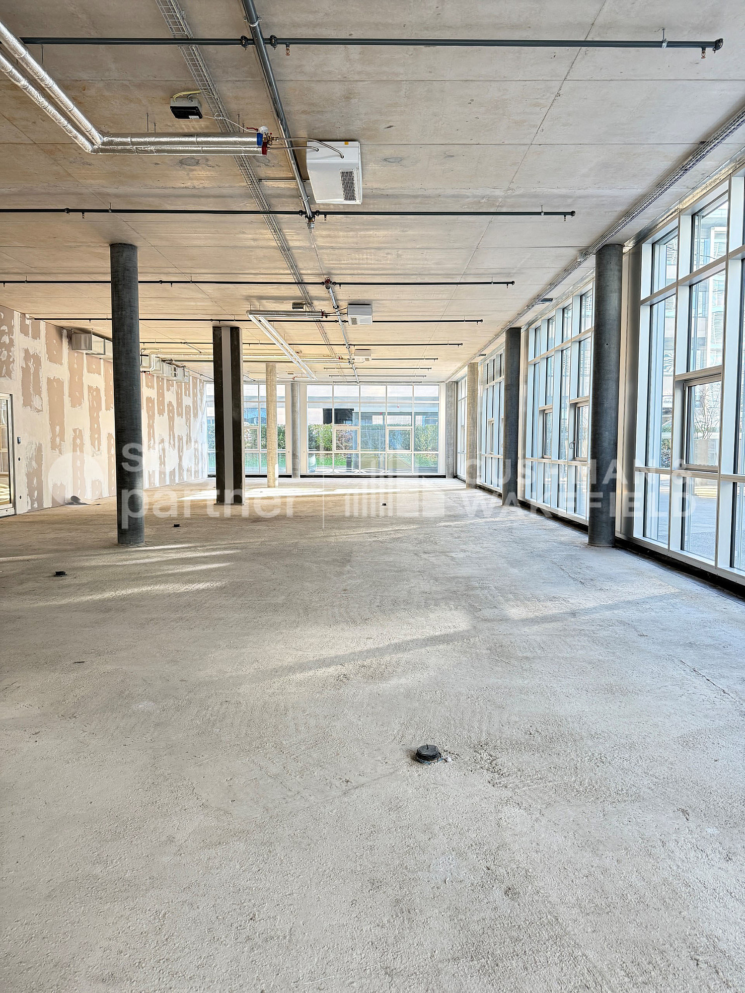 800m² commercial