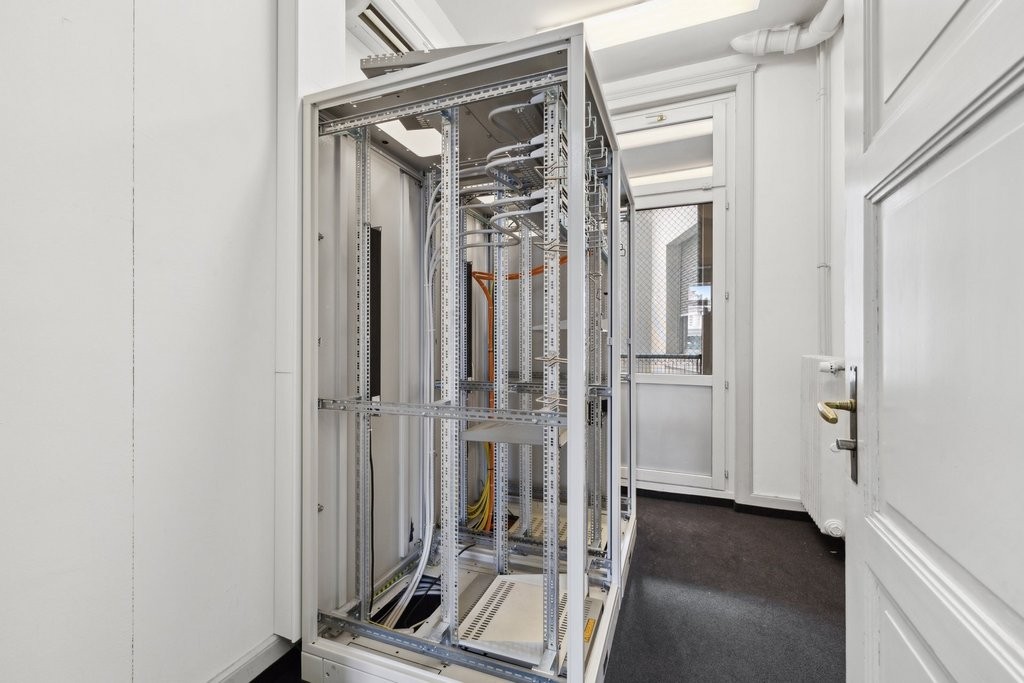 371m² office